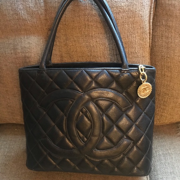 chanel caviar quilted medallion tote black